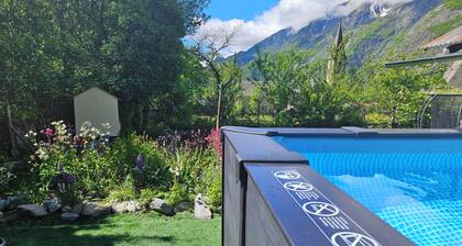 Sleeps 12-14 in beautiful mountain setting.