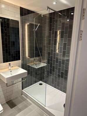 Apartment | Bathroom | Separate tub and shower, deep soaking tub, free toiletries, hair dryer
