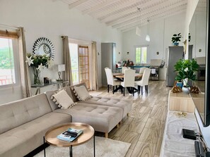 Living area - Stunning 3 Bed Villa Overlooking Friendship Bay (Bequia Island)