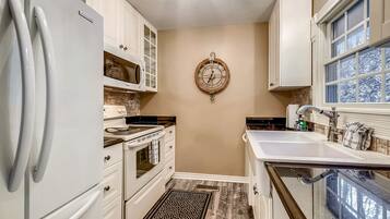 Chalet, 1 Bedroom | Private kitchen | Fridge, oven, coffee/tea maker, toaster