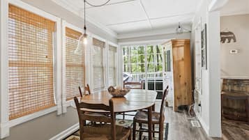 Chalet, 1 Bedroom | Dining
