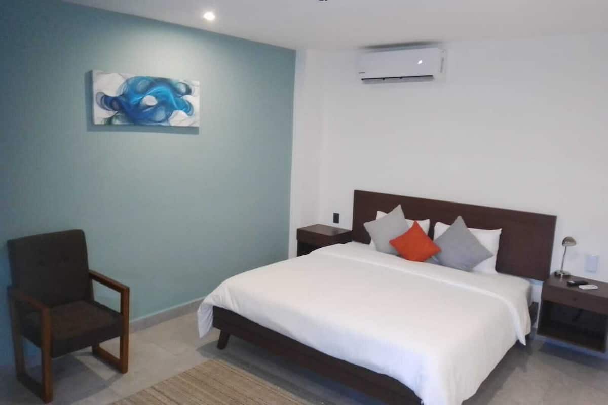 Deluxe Room | Minibar, in-room safe, desk, laptop workspace