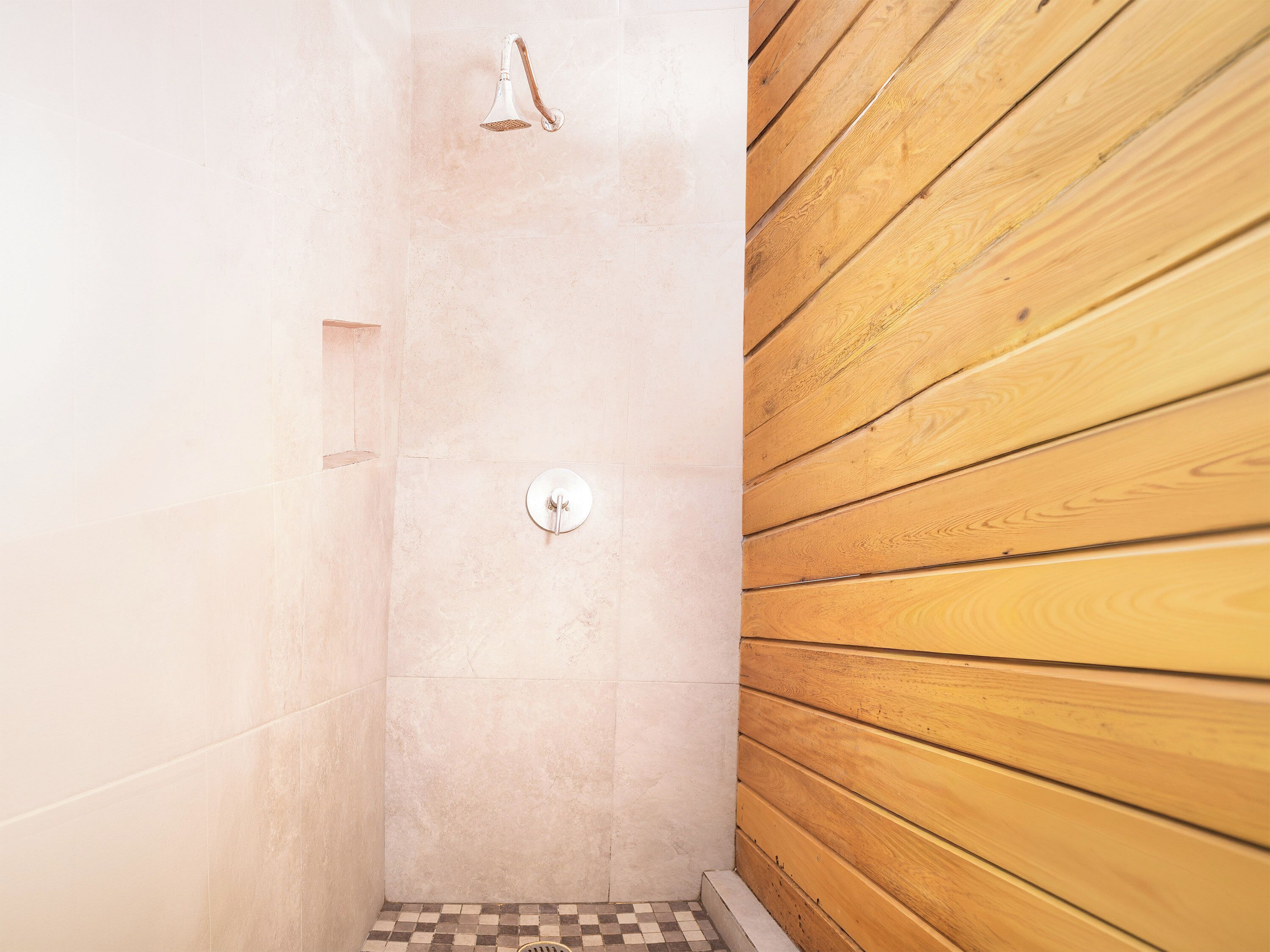 Deluxe Double Room | Bathroom | Shower, rainfall showerhead, hair dryer, towels