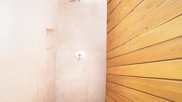 Deluxe Double Room | Bathroom | Shower, rainfall showerhead, hair dryer, towels