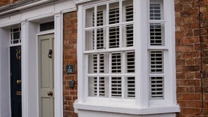 Exterior detail - Trinity Cottage, Stratford-upon-Avon - sleeps 5 guests in 3 bedrooms (Stratford-upon-Avon)