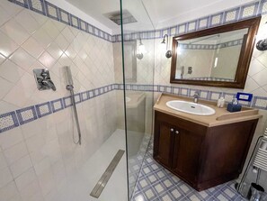 Regadera, secadora de cabello, bidet, toallas 