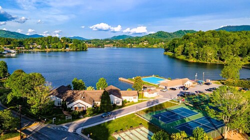 Your cozy mountain escape awaits at Lake Junaluska!