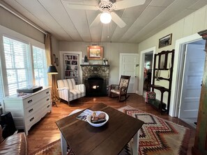 Smart TV, chimenea, libros y biblioteca musical 