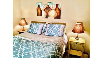 1 室のベッドルーム、デスク、WiFi (無料)、ベッドシーツ