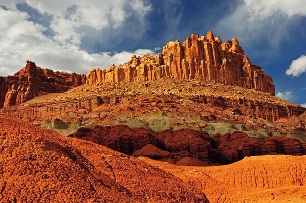 Una gran formación rocosa y escarpada con estratos de roca sedimentaria.
