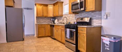 Køleskab, mikrobølgeovn, ovn, kogeplade