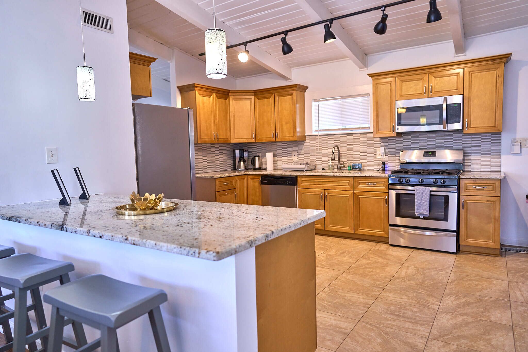 冰箱、微波炉、烤箱、炉灶