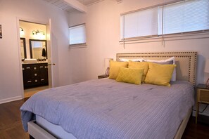 3 dormitorios, escritorio, tabla de planchar con plancha y cuna de viaje