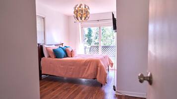 3 bedrooms, desk, iron/ironing board, travel cot