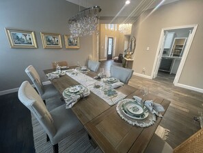 Dining - AMHOT - in Houston with heated pool spa (Houston)