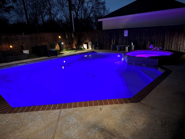 Una piscina al aire libre, una piscina climatizada
