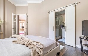 6 bedrooms, iron/ironing board, free WiFi, bed sheets - AMHOT - in Houston with heated pool spa (Houston)