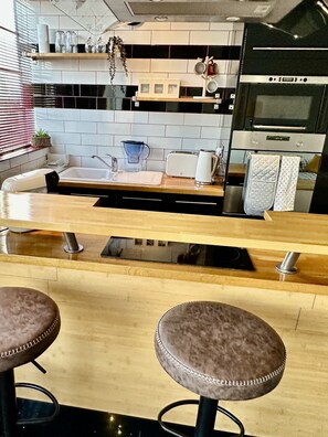 Kühlschrank, Mikrowelle, Ofen, Herdplatte