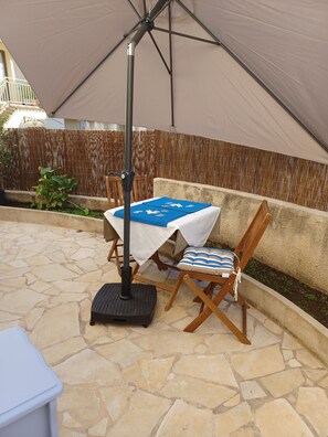 Outdoor dining - Apartment in village house close to all amenities (Cargèse)
