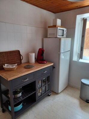 Een koelkast, een microgolfoven, een oven, een kookplaat