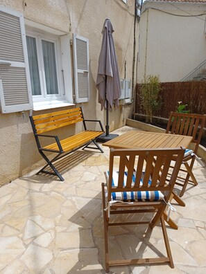 Outdoor dining - Apartment in village house close to all amenities (Cargèse)
