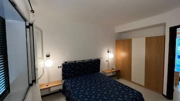 2 bedrooms, bed sheets