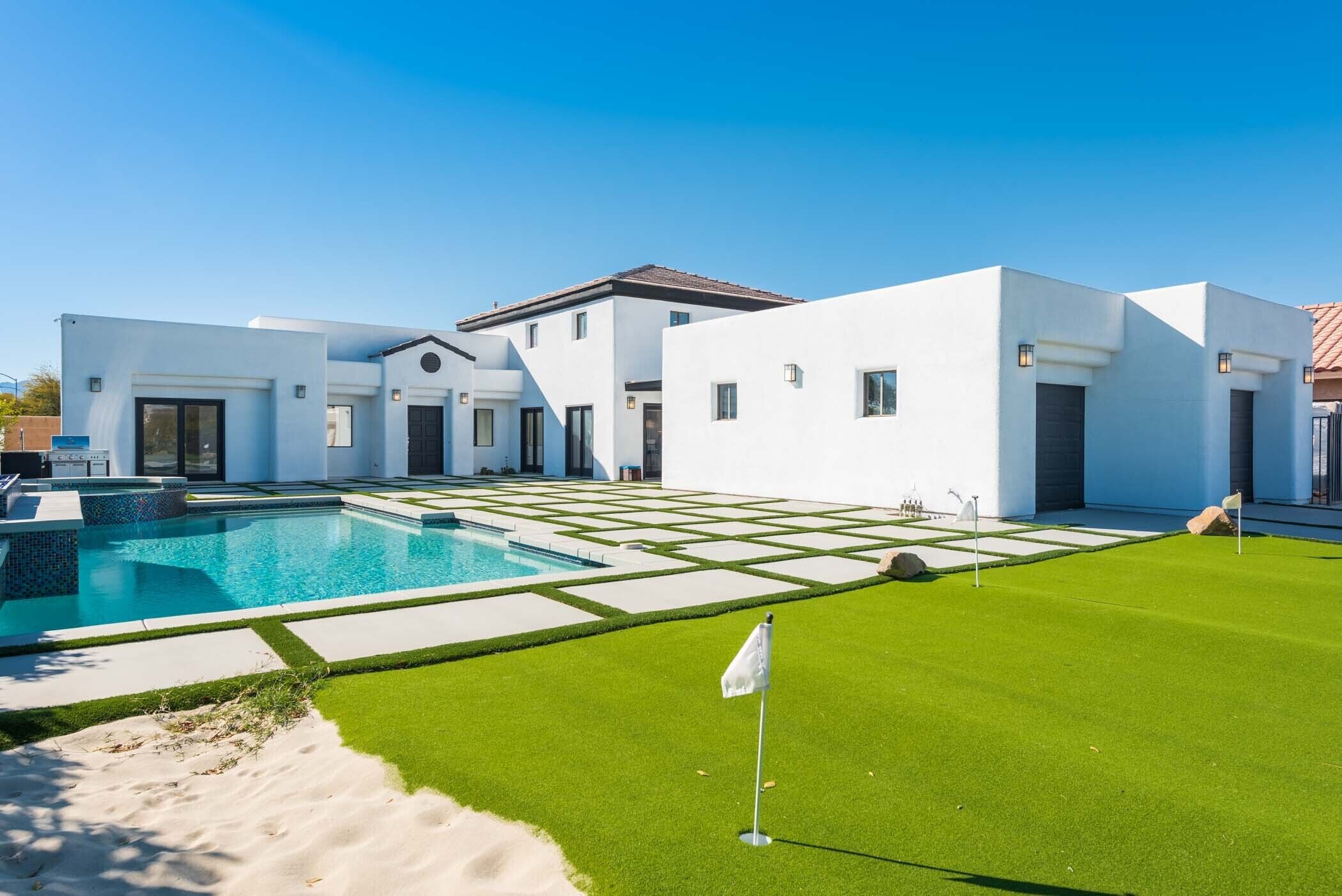 Bermuda Estate with Amazing Private Pool, BBQ, and Mini Golf!