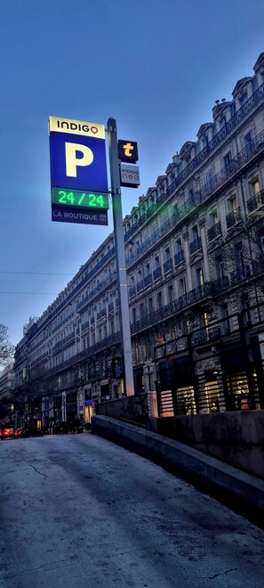 A parking sign with 'INDIGO' and '24/24' indicating 24-hour availability. - O Republic (Marseille)