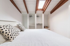 2 bedrooms, desk, iron/ironing board, WiFi