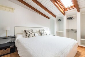 2 bedrooms, desk, iron/ironing board, WiFi