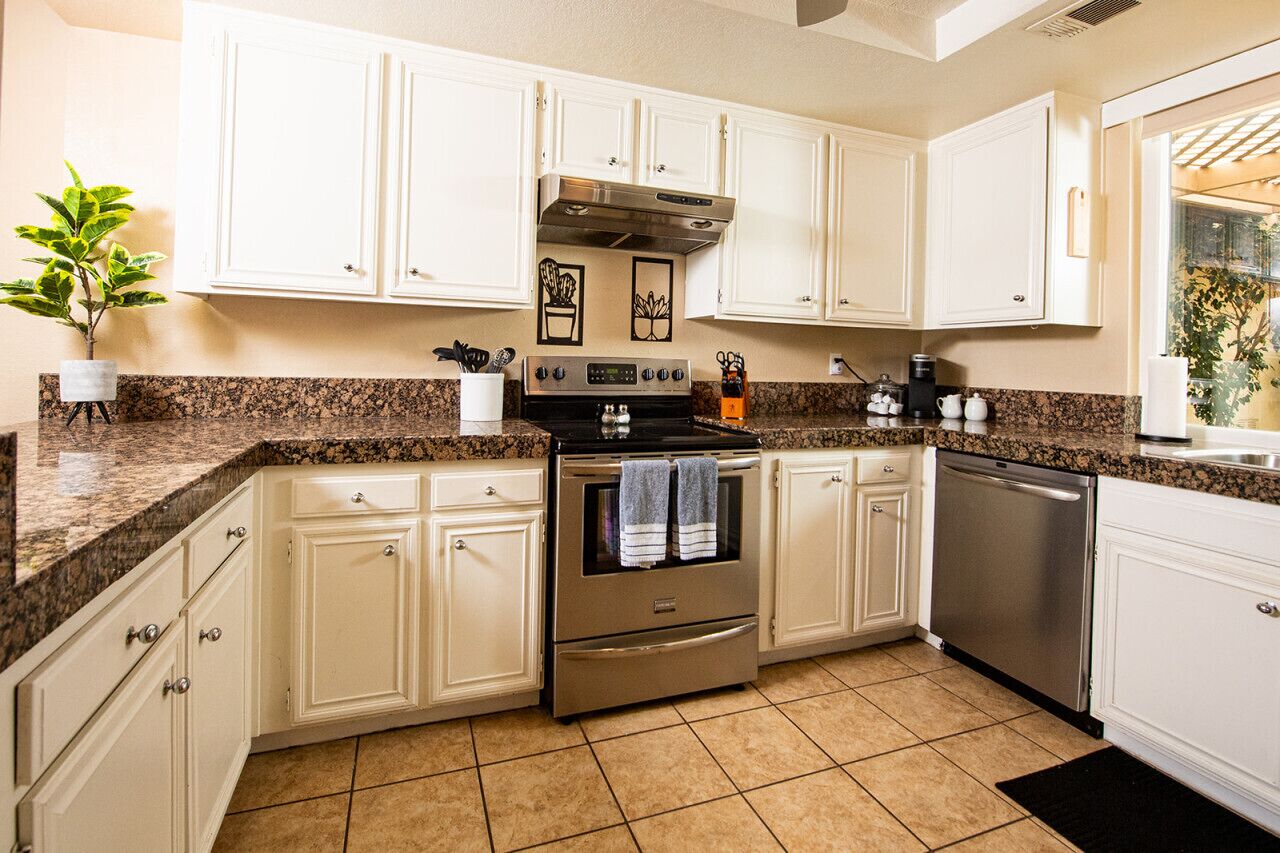 Frigorífic, microones, forn i placa de cuina 