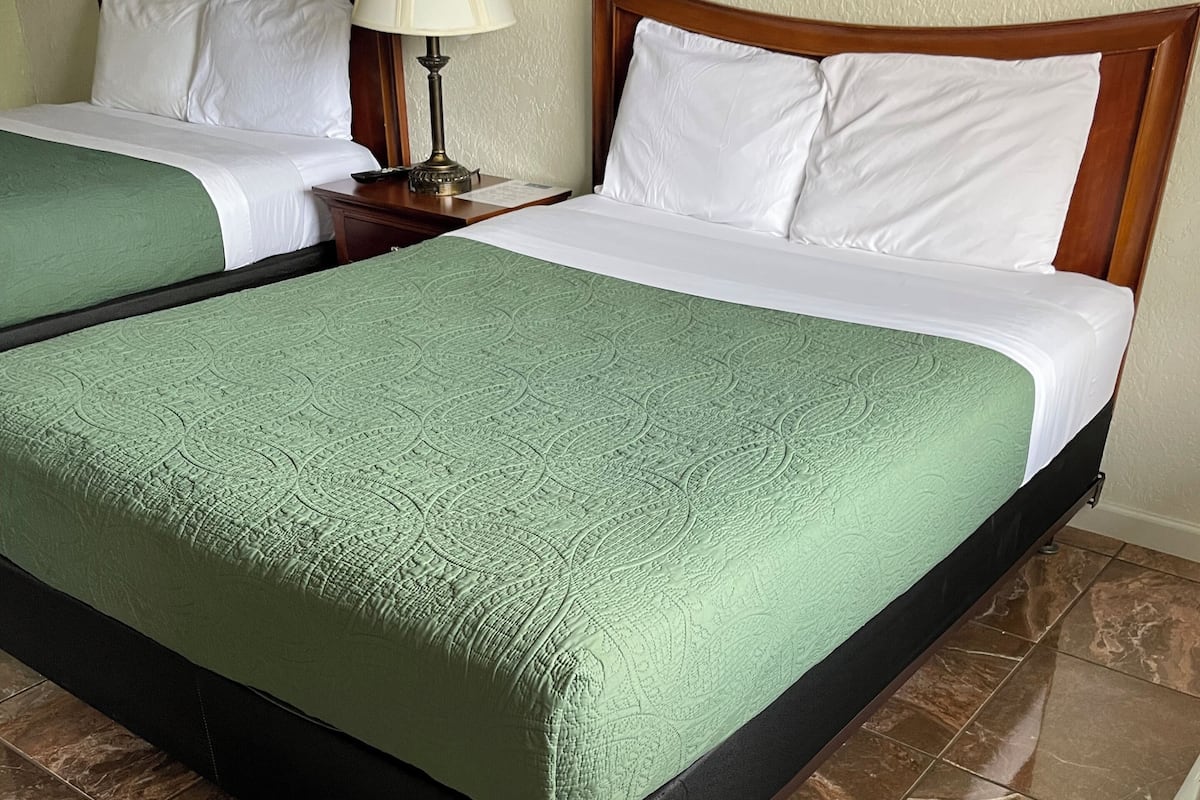 Newly remodeled rooms, 2 Queen Beds, Non-smoking, Not Pet Friendly | 2 habitaciones, escritorio, wifi gratis y ropa de cama