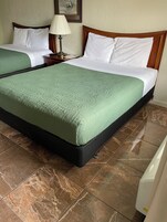 Escritorio, wifi gratis y ropa de cama 