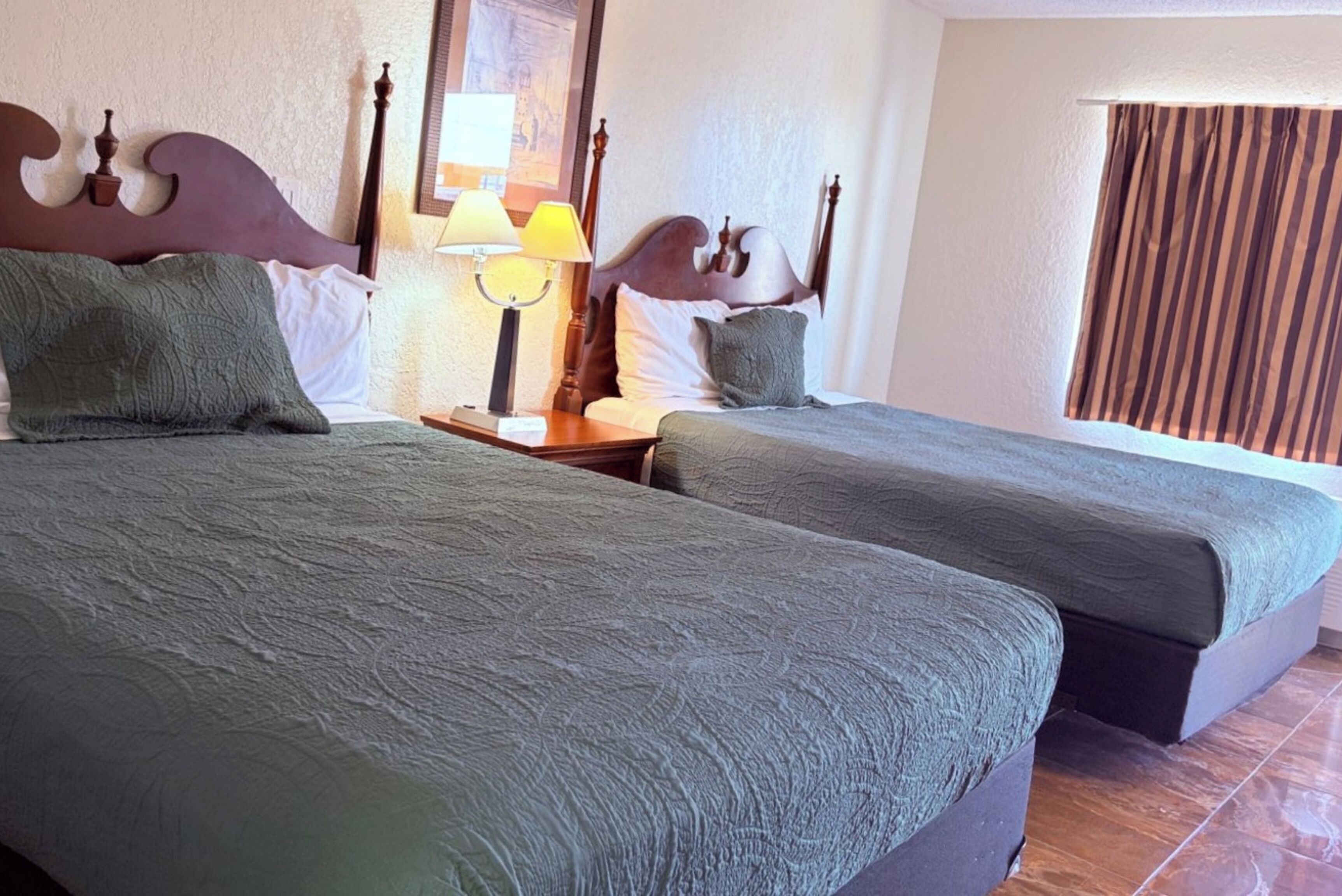 Escritorio, wifi gratis y ropa de cama 