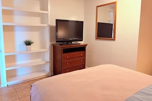Huone, tupakointi kielletty, keittotila (3 Full Beds) | Työpöytä, ilmainen Wi-Fi, vuodevaatteet