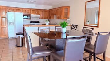 Room, Non Smoking, Kitchenette (3 Full Beds) | Private kitchenette
