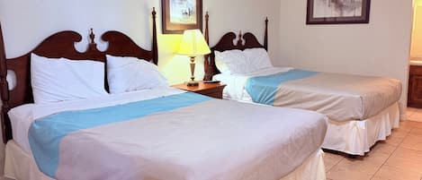 Kamer, niet-roken, kitchenette (3 Full Beds) | Een bureau, gratis wifi, beddengoed