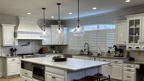 Coffee/tea maker, fridge, microwave, oven - Beautiful 7 bedroom house (Georgetown)