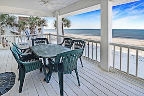 Outdoor dining - Above The Sand: Charming Beachfront Cottage in MB – Sleeps 6 (Mexico Beach)