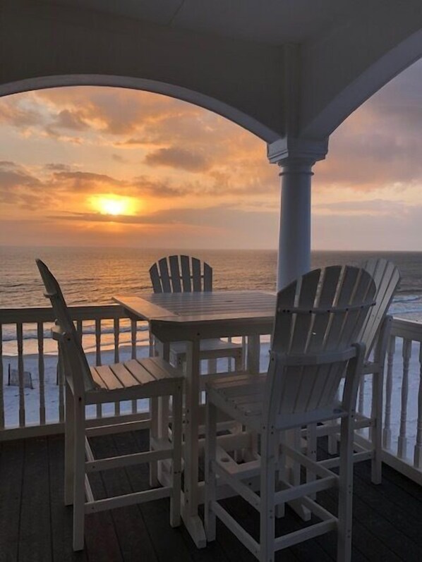 Outdoor dining - Villa Barbados: Cozy 4 Bedroom Pet Friendly Beachfront Retreat on North Cape! (Cape San Blas)