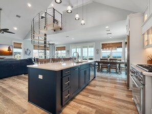 Geladeira, micro-ondas, fogão, cooktop