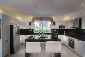 Kühlschrank, Ofen, Herdplatte, Wasserkocher mit Kaffee-/Teezubehör