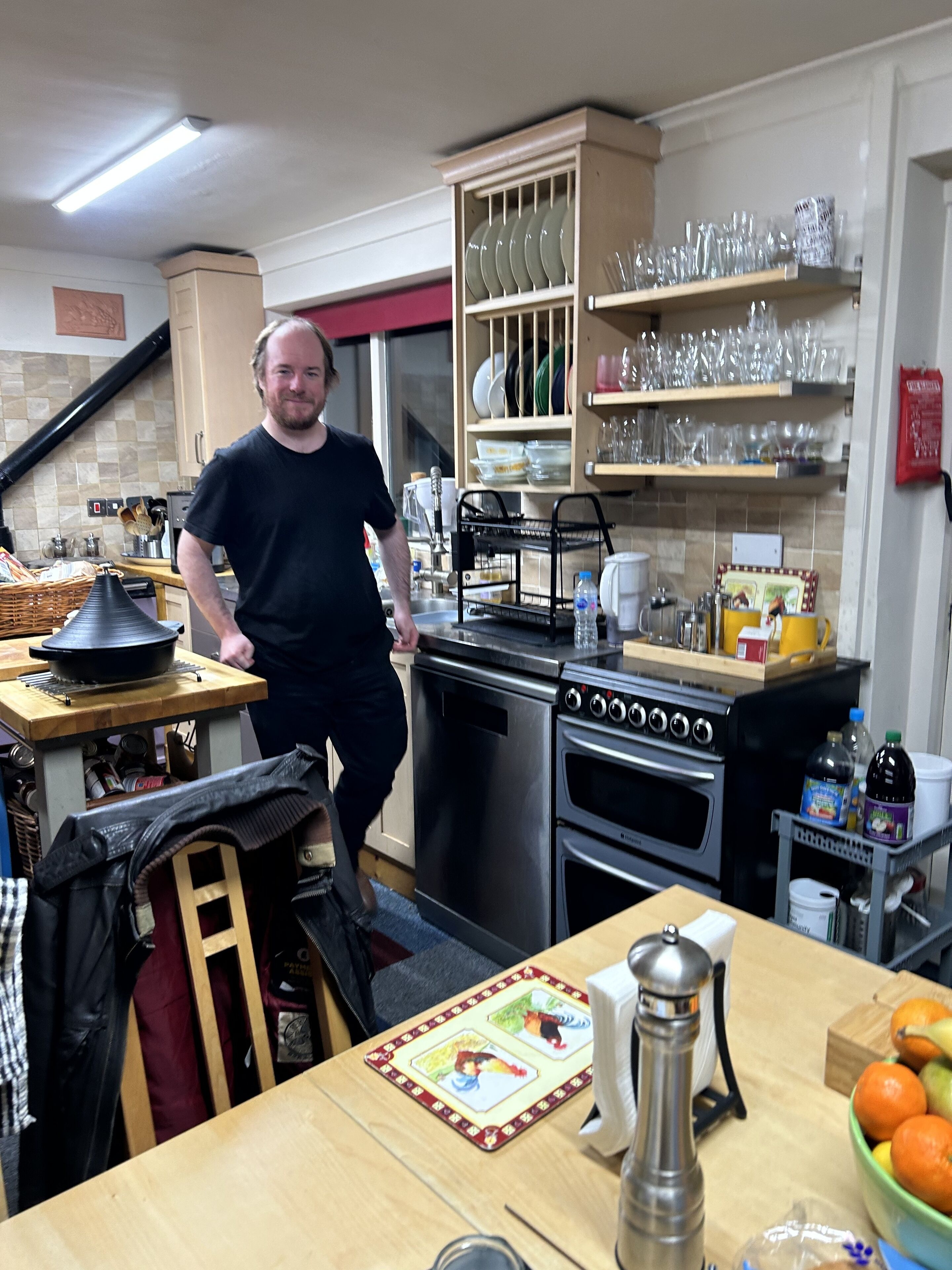 Full-sized fridge, microwave, oven, stovetop