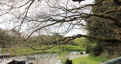Cottage with private hot tub overlooking fishing lake sleeping 4