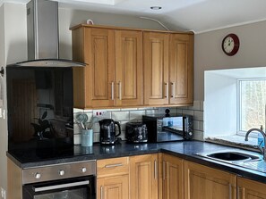 Kühlschrank, Mikrowelle, Ofen, Kochgeschirr/Geschirr/Besteck