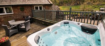 Cottage with private hot tub overlooking fishing lake sleeping 4