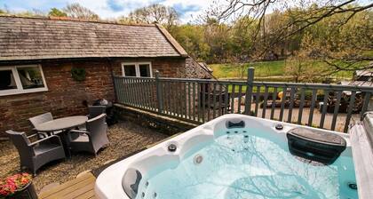 Cottage with private hot tub overlooking fishing lake sleeping 4