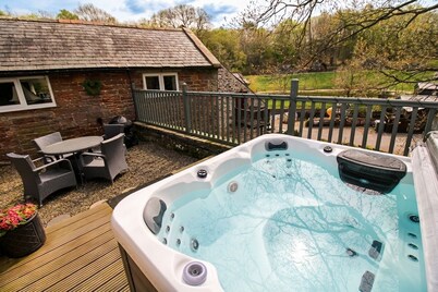 Cottage with private hot tub overlooking fishing lake sleeping 4