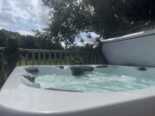 Cottage with private hot tub overlooking fishing lake sleeping 4