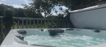 Cottage with private hot tub overlooking fishing lake sleeping 4